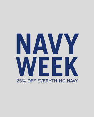 Reklamegrafik med fed navyblå tekst på lysegrå baggrund med teksten "NAVY WEEK" og mindre tekst nedenunder med teksten "25 % RABAT PÅ ALT NAVY". Fremhæver en tidsbegrænset rabat på navyfarvede varer.