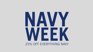 Fed marineblå tekst på lysegrå baggrund med teksten "NAVY WEEK" og mindre tekst nedenunder med teksten "25 % RABAT PÅ ALT I MARINEBLÅT". Billedet promoverer et udsalg med fokus på marineblå varer.